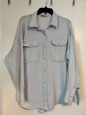 Women’s light blue long sleeve snap closure shirt size large